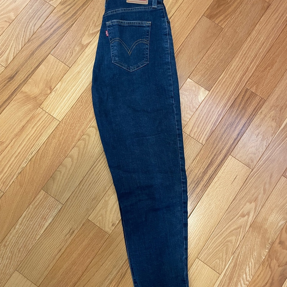 Levi’s high waisted mom jeans (waist 28, length 27)